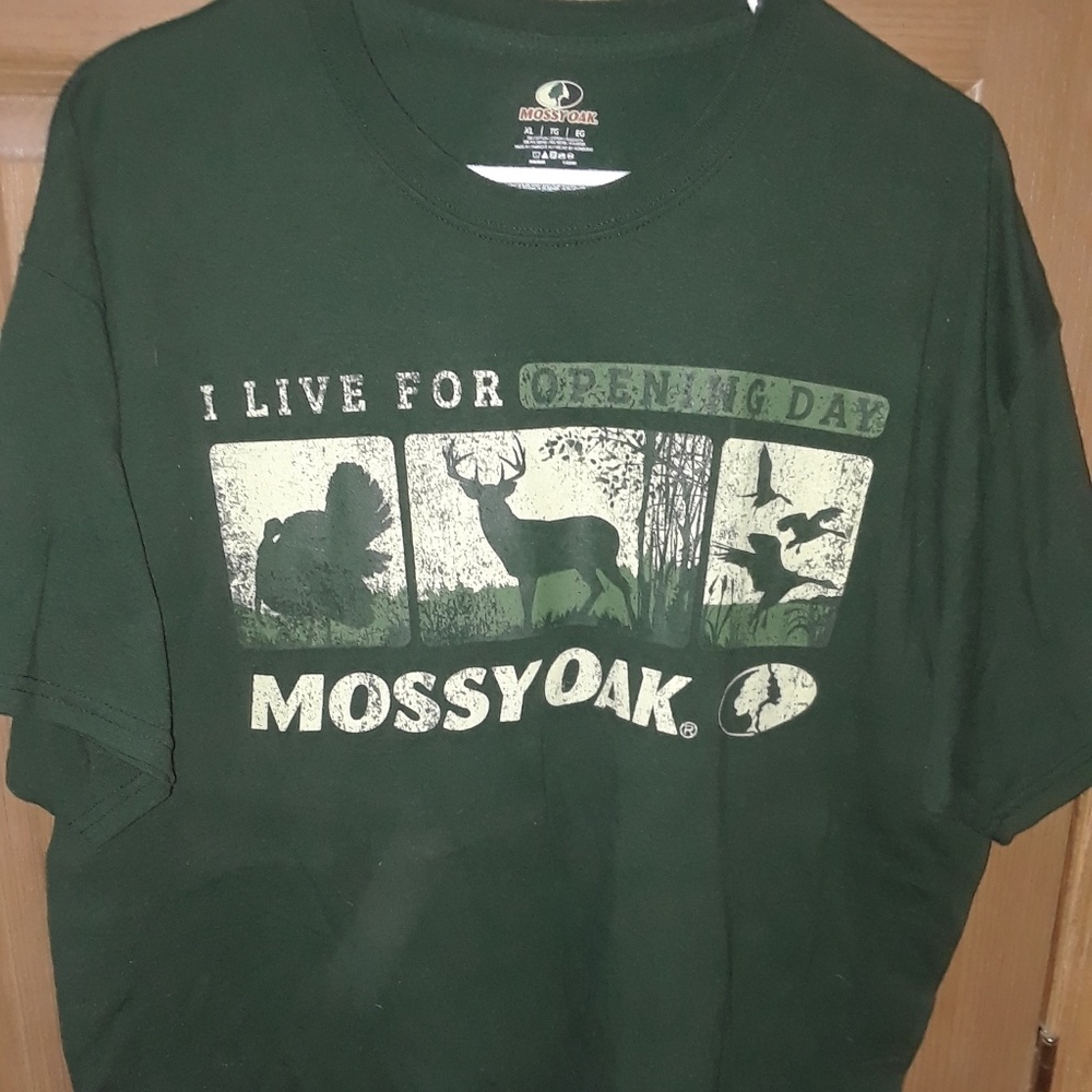 Dark green mossy oak t shirt